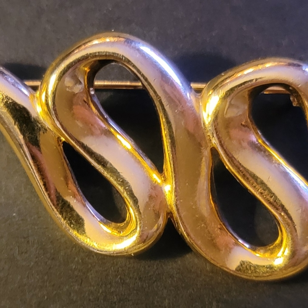 Source Unknown Gold Swirl Brooch
